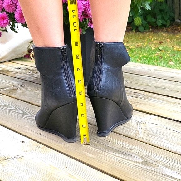 Super Hot Ankle Boots! LIKE NEW! Zigi Soho Faux Leather, Gold Chains, Wedge, 8 - Picture 8 of 17